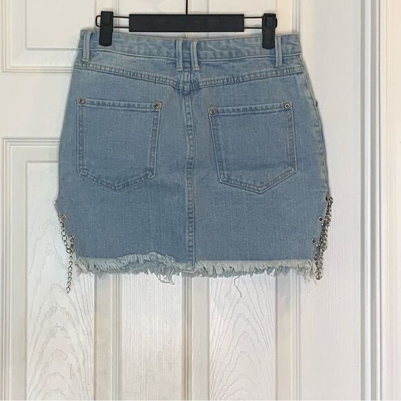 PrettyLittleThing Petite Light Wash Chain Detail Denim Mini Skirt Size 8 - Picture 2 of 9